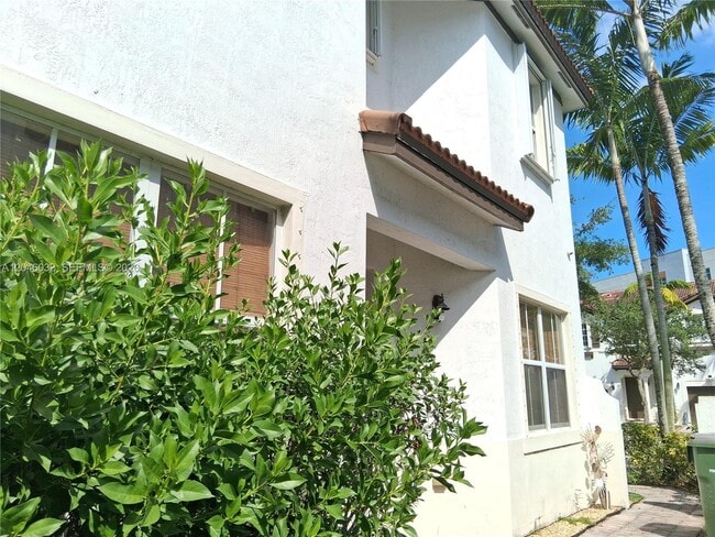 Building Photo - 1044 NE 30th Ave
