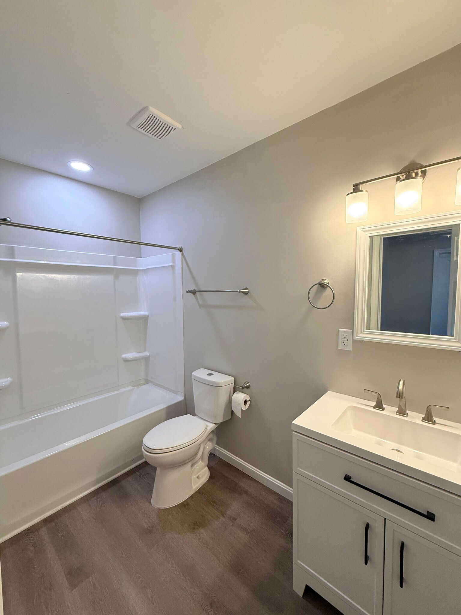 Building Photo - 737 Oak St