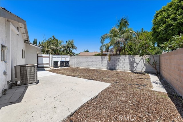 Building Photo - 822 E Borchard Ave