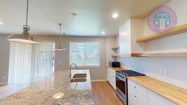Building Photo - *Gresham - Luxury Craftsman, Central Air, ...