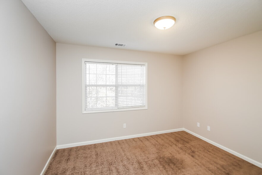 Building Photo - 1042 Whispering Woods Dr