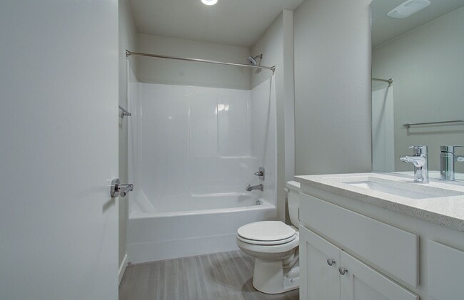 Building Photo - Beautiful Townhouse with Easy Access to Everything!