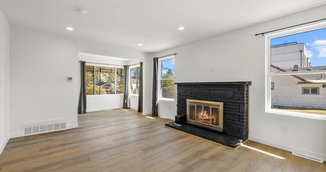 Building Photo - Remodeled 5BR Vintage Gem in Prime West Seattle