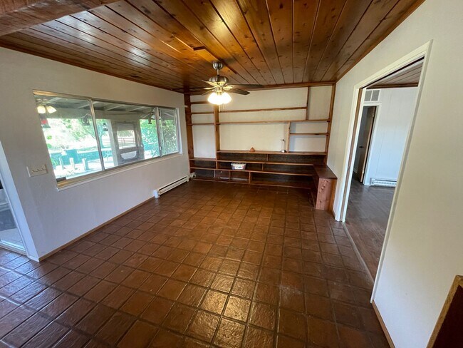 Building Photo - Butte Valley 3 bed 2 bath home, Privacy, n...