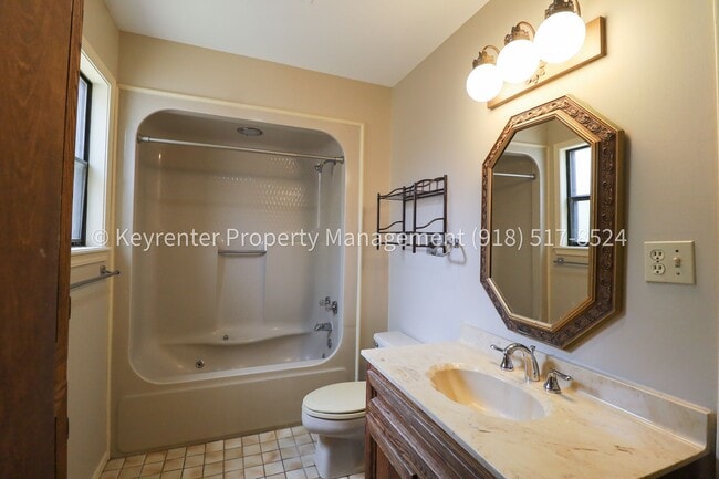 Building Photo - 1426 E 32nd Pl