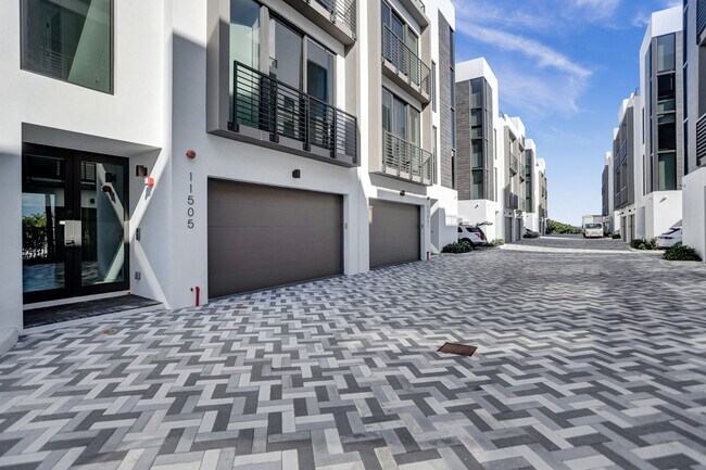 Building Photo - Gorgeous New Townhouse on the Beach