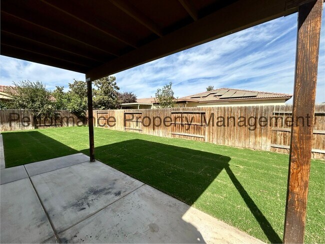 Building Photo - Spacious 4 Bed/2 Bath Home in SW Bakersfie...