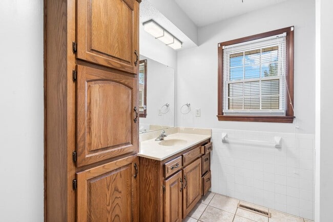 Building Photo - All-Brick Beauty on a Quiet Cul-de-Sac Near Kickapoo!