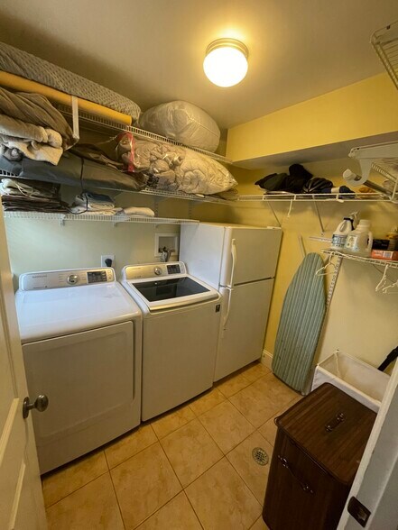 Building Photo - 14 Oak St