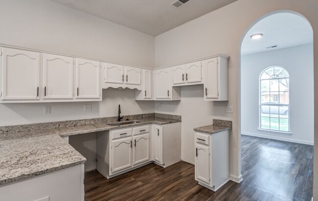 Building Photo - 5624 Annandale Dr