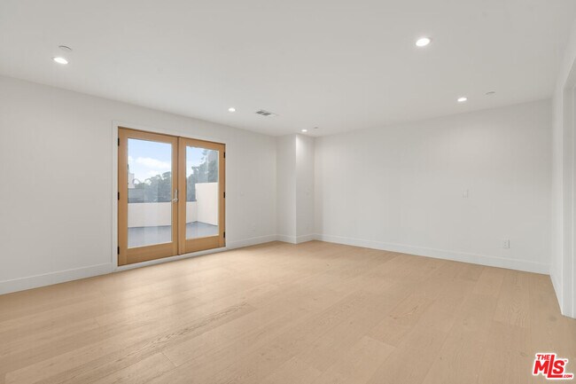 Building Photo - 4824 Saloma Ave