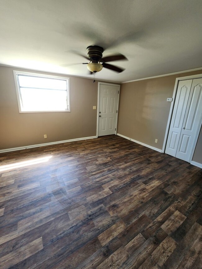 Building Photo - Newly Remodeled!!