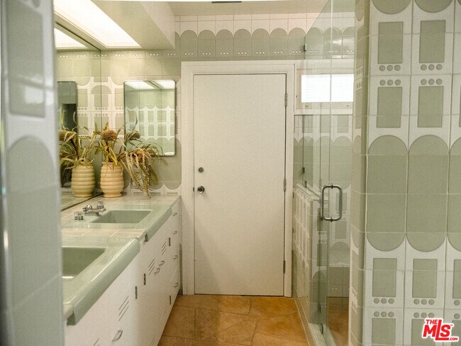 Building Photo - 1080 Acanto Pl
