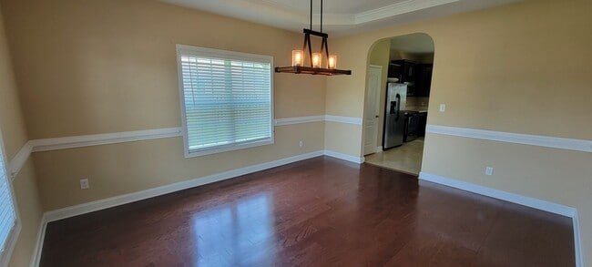 Building Photo - 4 bedroom 2.5 bathroom Home in Maidstone Park