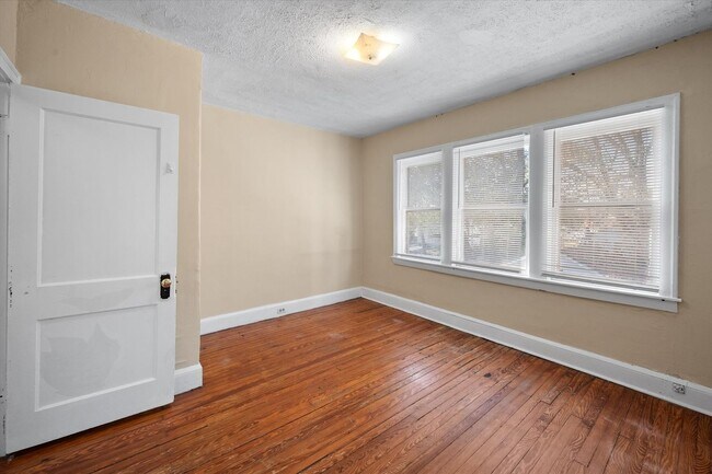 Building Photo - Spacious 4BR/2BA Home with Hardwood Floors Throughout!