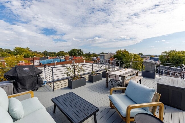 Building Photo - Newer Three Bed-Three Bath Townhouse Condo...