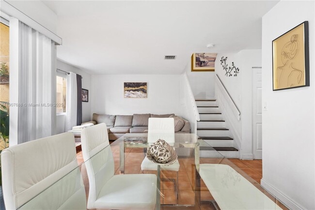 Building Photo - 6205 SW Kendale Lakes Cir