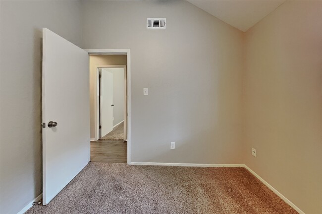 Building Photo - 13215 Noble Crest Dr