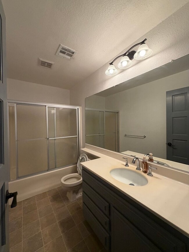 Building Photo - Beautiful 3 Bedroom House Located on Calico Lake