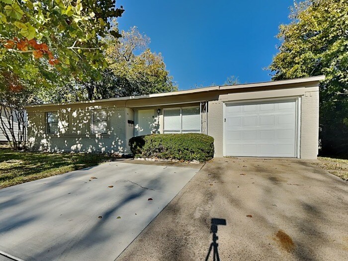 Primary Photo - 2925 Caribbean Dr