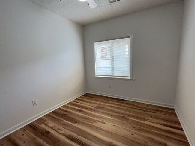 Building Photo - 227 Challedon Dr