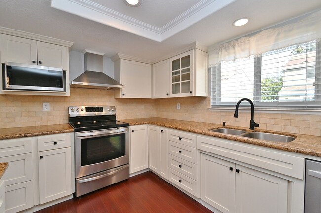 Building Photo - $3,695 - GORGEOUS PARKMONT TOWN HOME IN CE...