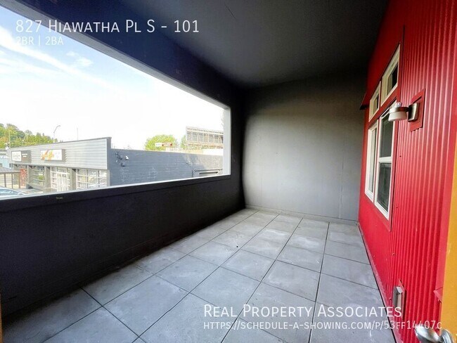 Building Photo - 827 Hiawatha Pl S