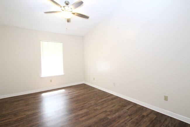 Building Photo - Spacious 2BR Apartment Near UWF! Water, Se...