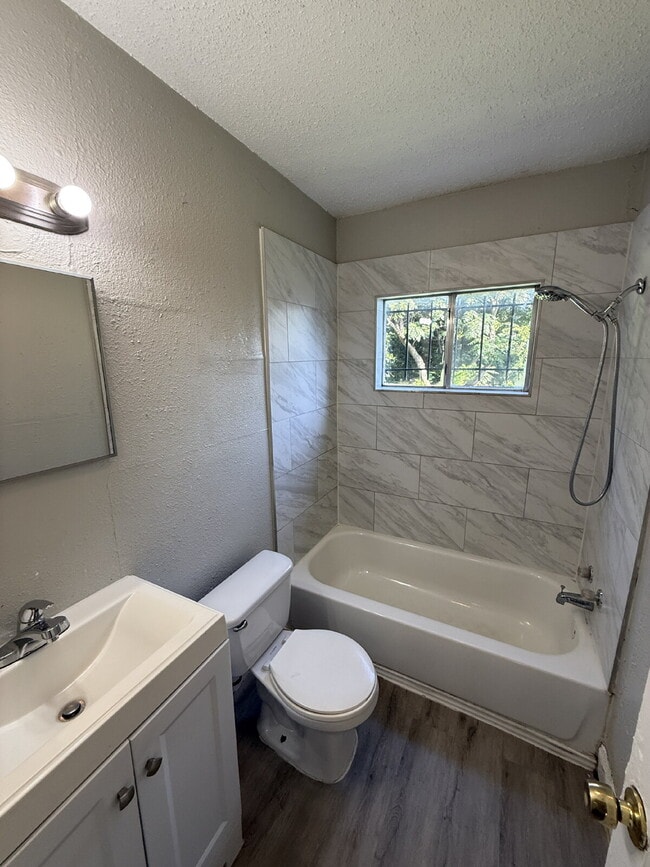 Building Photo - 2213 Lea Crest Dr