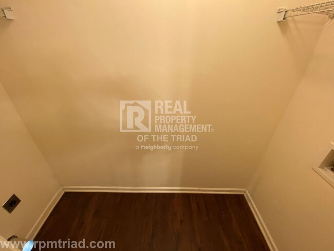 Building Photo - $250 OFF MOVE IN SPECIAL! Spacious 3BR/2.5...