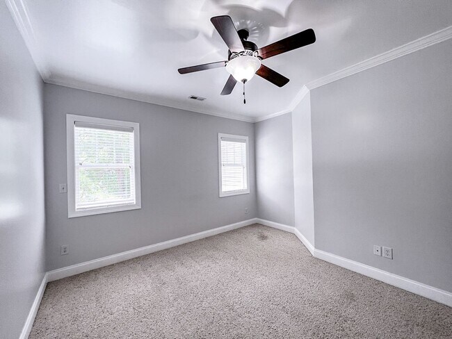 Building Photo - Gorgeous 3 Bed 2.5 Bath Home in Fayetteville