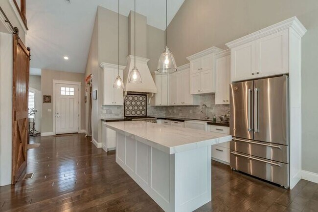 Building Photo - Upmarket Townhouse in Sought After Holladay City