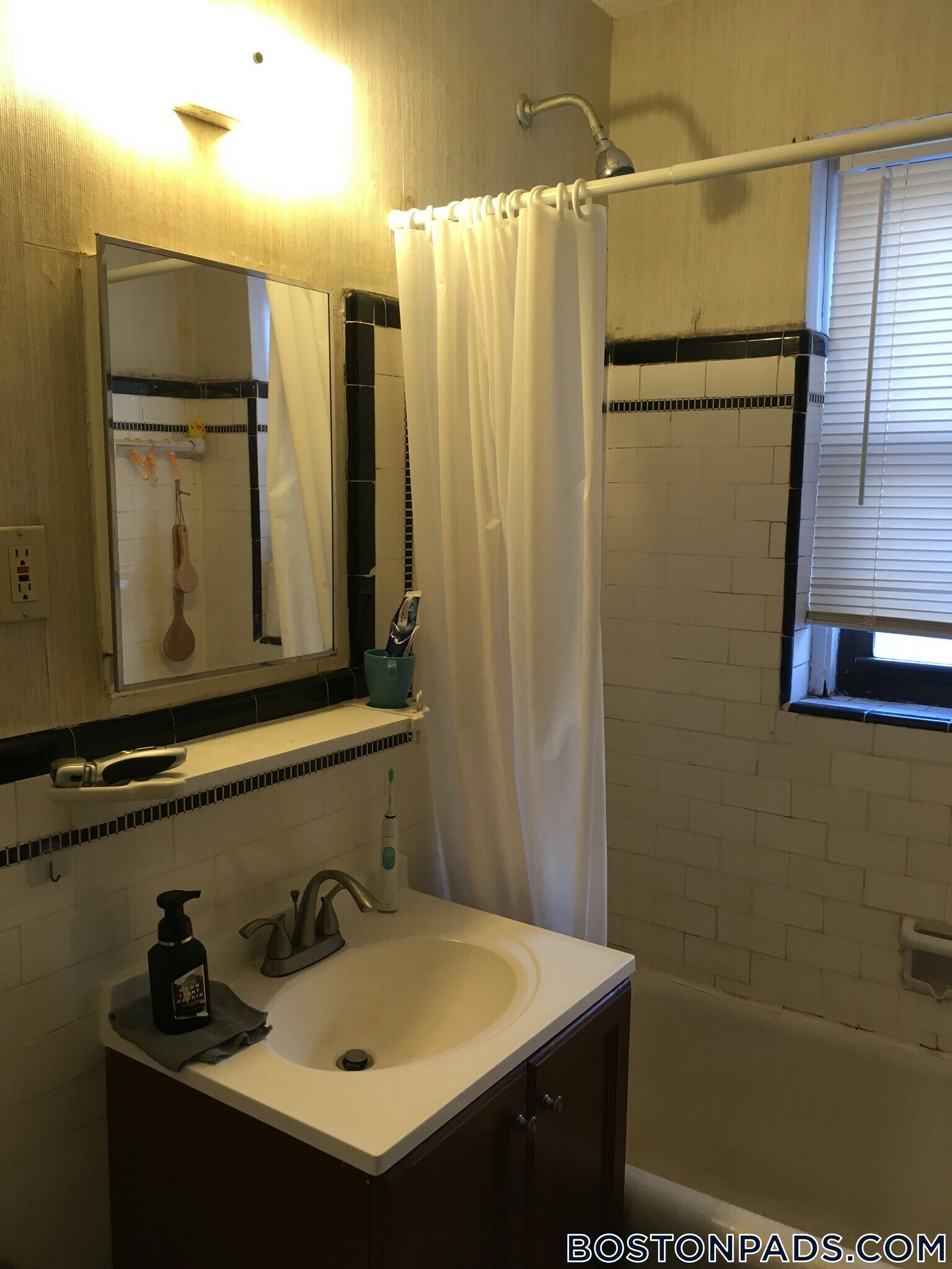 Building Photo - 349 Pleasant St