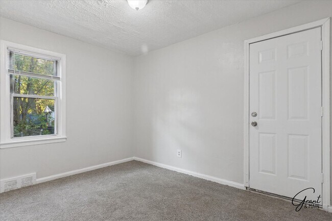 Building Photo - 3 bedroom bungalow - $1,200