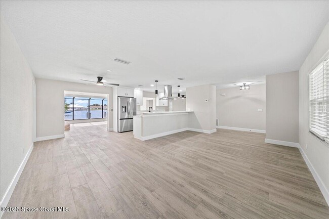 Building Photo - 540 Albatross St