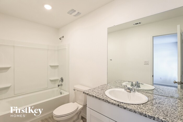 Building Photo - 10714 Vinateros Dr