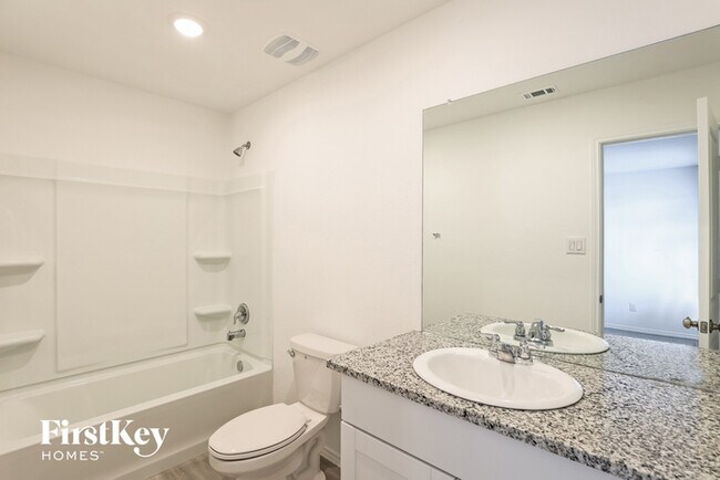 Building Photo - 10714 Vinateros Dr
