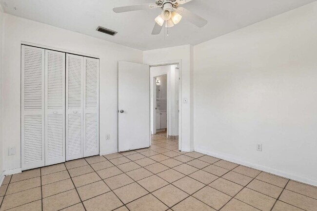 Building Photo - Charming 2-Bed Oasis on Providence Blvd – Cozy Living in Deltona!