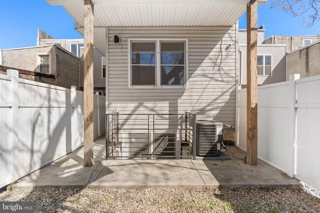 Building Photo - 2142 Master St