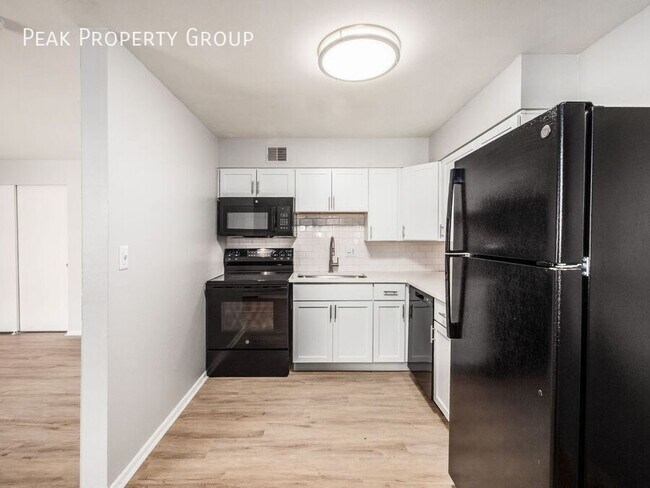 Building Photo - 593 Riverview Dr