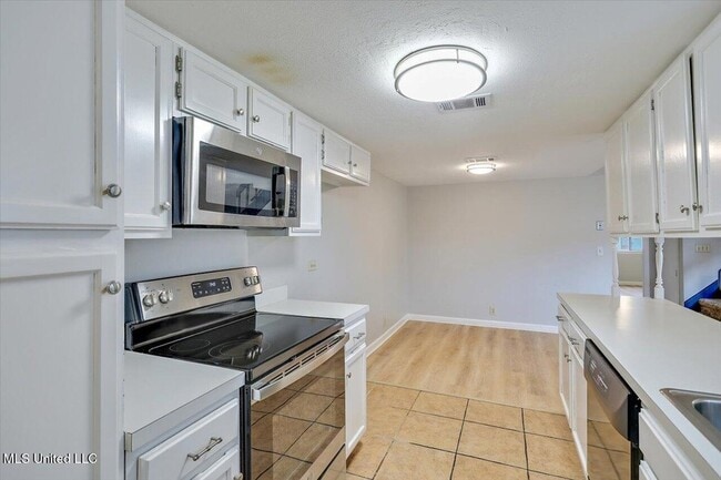 Building Photo - 167 Lakebend Cir