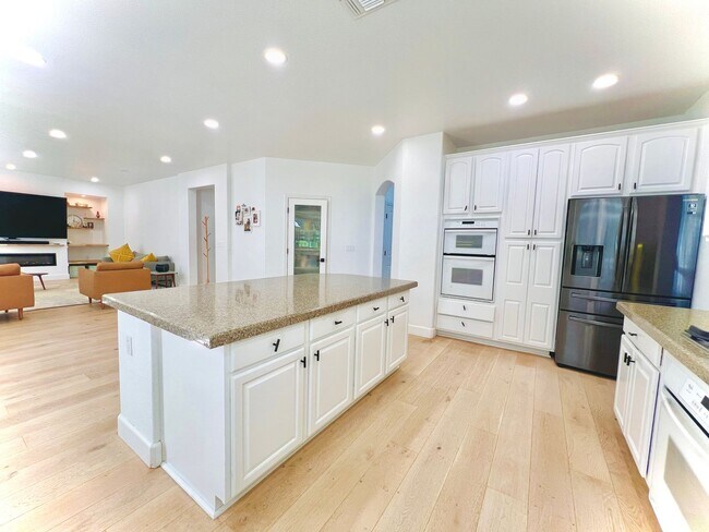 Building Photo - Gorgeous Serrano home in gated community c...