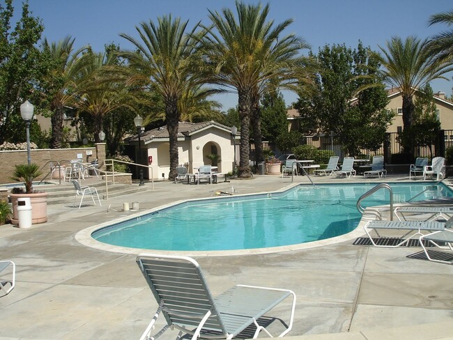 Building Photo - 3 Bedroom Home for Rent in Santa Clarita!