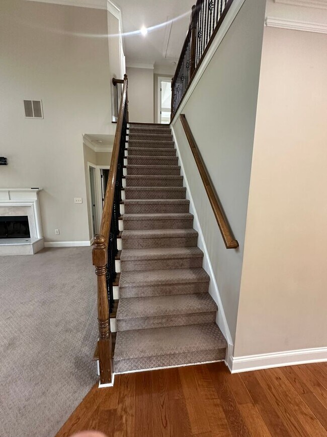 Building Photo - Brick Single Family Rental - 4 bedroom/4.5...