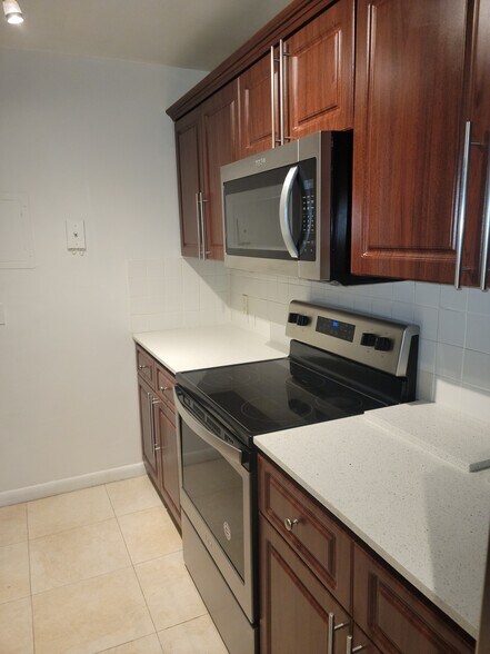 Building Photo - 13455 NE 10th Ave