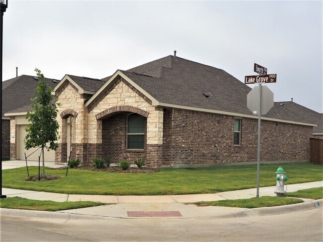 Building Photo - 1800 Lake Grove Dr