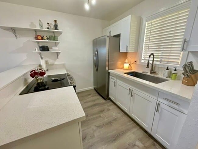 Building Photo - 2 bed 2 bath, Private yard, 2 parking stalls