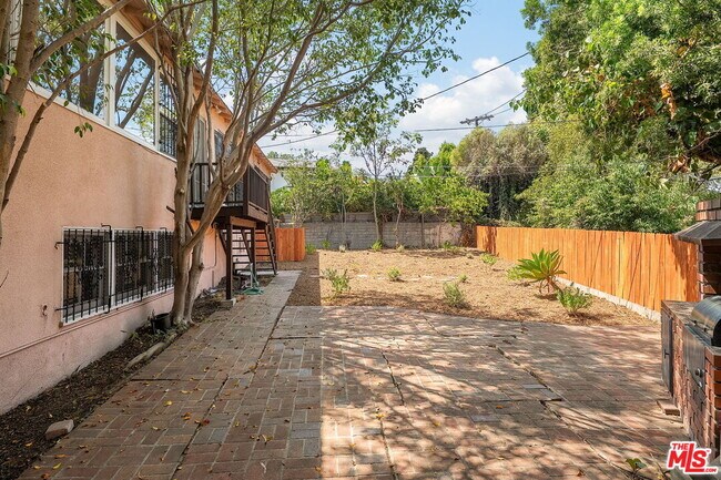 Building Photo - 9149 Hillsboro Dr
