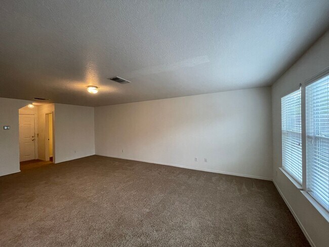 Building Photo - LOTS OF SQUARE FOOTAGE IN THIS 4 BEDROOM H...