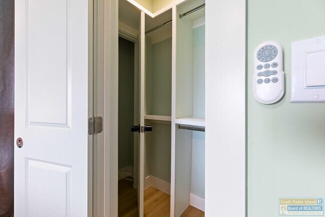 Building Photo - 111 W Sunny Isle Dr